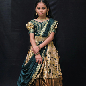 คอลเลกชันใหม่การเย็บปักถักร้อยไหม lehenga choli กับ butta dupatta ที่สวยงามสำหรับสาวๆมีจำหน่ายในราคาไม่แพง - Product Image 1