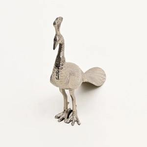 Sculpture de paon en argent moderne Pièce maîtresse de table artistique fabriquée à la main Accent décoratif sophistiqué - Product Image 2