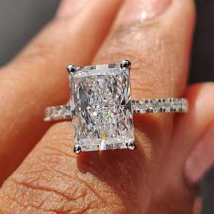 Anillo de Diamantes con Corte Radiante en Engaste Pavé - Product Image 1