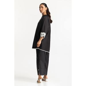 Camisa negra de mujer con cuello mandarín y adornos de tela. - Product Image 4