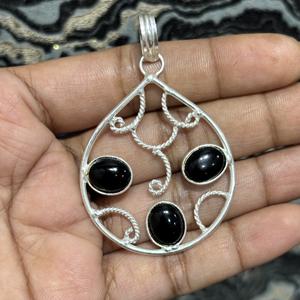 Collar Elegante y Único de Ónix Negro con Colgante de Moissanita, Joyería Fina para Mujer, Ideal para Fiestas - Product Image 2