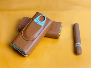 Cajas de cigarros con logotipo personalizado con cortador Estuche portátil de cigarros de cuero con 3 dedos - Product Image 2