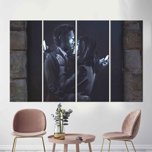 Lienzo Impreso Elegante: Arte Mural de Graffiti del Pareja de Banksy, 4P: Enmarcado en Galería - Product Image 1