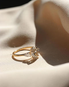 Bague de fiançailles en Moissanite ovale d'inspiration vintage avec pierres latérales poire en or jaune 14 carats bague unique à trois pierres pour cadeau - Product Image 4