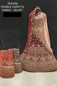 Lehenga Choli en velours exquis fait à la main le plus vendu pour les occasions festives avec du fil doré et des détails perlés d'Inde - Product Image 5