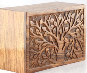 Urne funéraire en bois sculpté Vintage Life Inc. avec motif Arbre de Vie, finition bois naturel, pour adulte - Product Image 3