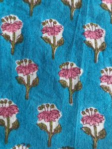 Tissu en coton imprimé à la main, base bleu sarcelle avec motif floral Buti rose |   Textile traditionnel indien à petits motifs - Product Image 4