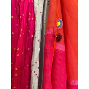 Bufanda JODHPUR 162 de Tela Jamdani Rosa con Detalles Translúcidos y Decoración Bordada - Product Image 4