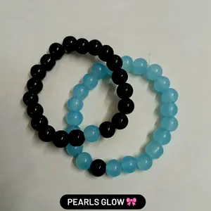 Juego de 2 Pulseras de Cuentas de Vidrio Brillantes y Únicas, Joyería de Plástico Minimalista y Moderna para Fiestas - Product Image 5