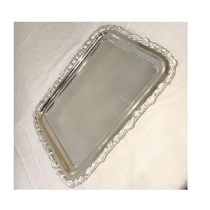 Élégant plateau de service rectangulaire en métal argenté avec poignées en aluminium et gravure et design uni pour l'exportation depuis l'Inde - Product Image 1