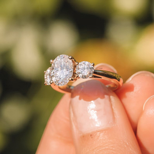Bague de fiançailles ovale en moissanite de 2.5 carats faite à la main avec des accents de coupe brillante et une bande de solitaire de 1.8mm en argent sterling 925 - Product Image 2