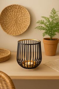 Bougie votive minimaliste en fer doré avec forme de cylindre et finition lisse pour un décor chic et moderne de salon - Product Image 5
