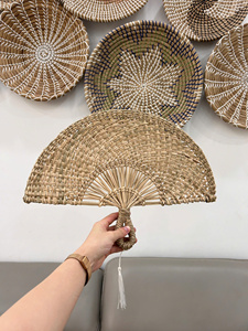Ventilador de mano de algas marinas tejidas Ventilador de hoja de palma para fiesta al aire libre Estilo rústico Producto artesanal hecho a mano de 99 GD Today - Product Image 2