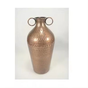 Style unique fait à la main en vrac Vases décoratifs en métal pour salon Vase à fleurs martelé de nouvelle conception de qualité supérieure - Product Image 1