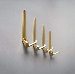 Crochets muraux en laiton pour organiser les manteaux, les chapeaux, les sacs dans une décoration d'entrée de maison moderne et élégante - Product Image 6