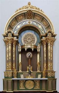 Altar de madera de la iglesia cristiana clásica Altar cristiano de madera con estatua de Jesús Santuario decorativo de Jesús en acabado de madera clásico - Product Image 2