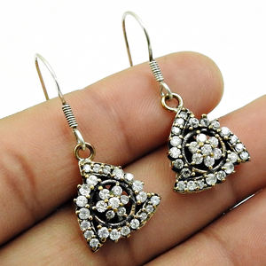 Pendientes de gancho de Plata de Ley 925 hechos a mano de lujo de diseño minimalista tachonados con piedra de Zirconia cúbica accesorios de mujer OEM - Product Image 2