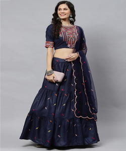 Lahenga Choli Dupatta de mariage, vêtement ethnique, design moderne multicolore, broderie de séquence en soie de rayonne douce et tendance - Product Image 3