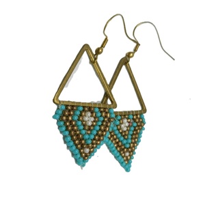 Pendientes Étnicos Hechos a Mano con Marco Triangular de Latón Dorado y Triángulo de Cuentas Colgante para Mujer, Diseño Personalizado - Product Image 2