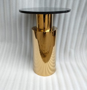 Mesa redonda lateral de acero inoxidable con mármol natural negro e incrustaciones de latón y estructura recubierta de deposición física de vapor - Product Image 4