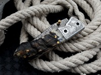 Couteau pliant à lame en acier damassé Design laser fait à la main avec manche en corne et gaine en cuir personnalisable pour EDC et la chasse