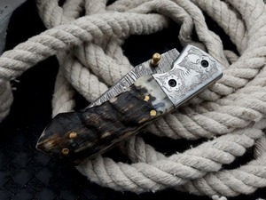 Cuchillo plegable de hoja de acero de Damasco, diseño láser hecho a mano con mango de cuerno y Funda de cuero personalizable para EDC y caza - Product Image 6