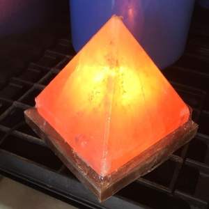 Hermosa lámpara de sal rosa del Himalaya en forma de pirámide tallada con estilo de amor, relajación y regalo de decoración del hogar - Product Image 1