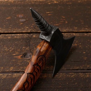 Hache à pointe en acier Damas forgé de qualité supérieure, durable, pour le bushcraft et le camping, avec manche en bois de rose et étui en cuir pour projets de bricolage - Product Image 6