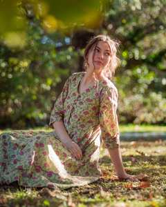 Vestido Vanessa Estampado a Mano, Estilo Bohemio, Floral, Verde y Rosa, Largo hasta la Pantorrilla, Informal, Ocasional, Hecho a Mano, Moda Ética - Product Image 4