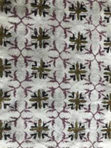 Tissu en coton imprimé à la main, motifs floraux vert olive avec treillis géométrique vin et accents noirs - Product Image 2