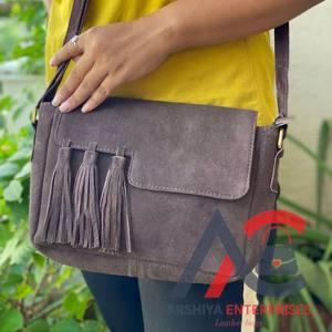 Bolso bandolera de mujer personalizado OEM, bolso bandolera de cuero hecho a mano de gamuza auténtica, bolso elegante, bolsos con borlas para mujer - Product Image 1