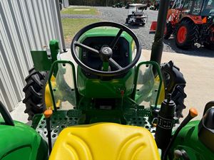 Nuevo Tractor Utilitario John Deere 5065E 2022, 4x4, Motor Diésel de 65 HP, 1 Control Remoto Trasero, Toma de Fuerza 540, Enganche de 3 Puntos, Barra Antivuelco de 2 Postes - Product Image 5
