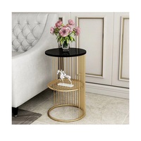 Table d'appoint de style industriel en acier foncé et bois massif pour créer un caractère audacieux et durable dans les espaces urbains