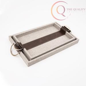 Plateau de service rectangulaire en bois de qualité supérieure avec poignées ergonomiques, conçu pour le confort et le style - Product Image 1