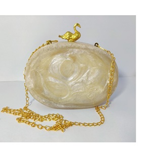 Article unique Pochette personnalisée en résine artisanale indienne de couleur blanche pour femme - Product Image 4