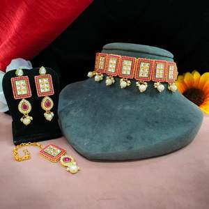 Pierres Kundan et perles minimales pour femmes au design orné Ensemble ras du cou Maang Tikka pour élever votre allure royale - Product Image 1