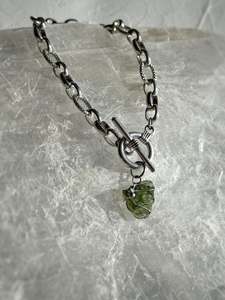 Bracelet en cristal de moldavite véritable météorite article cadeau pour anniversaire pierre précieuse naturelle avec effet de changement de couleur - Product Image 2