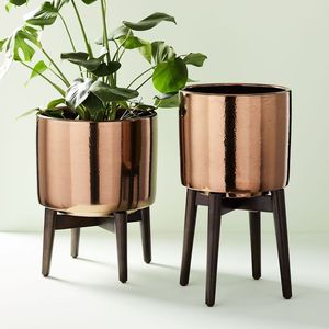 Jardinière décorative en métal doré, idéale pour projeter des ombres décoratives avec l'éclairage dans les espaces intérieurs ou extérieurs. - Product Image 6