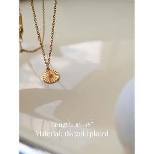 Collana Delicata Placcata Oro con Pendente a Cerchio Effetto Raggi di Sole, Resistente all'Ossidazione, Impermeabile, Design Trendy - Product Image 1