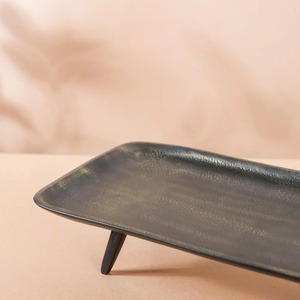 Plateau de service carré en aluminium de style moderne du milieu du siècle avec pieds effilés, plateau noir vieilli à profil bas pour mariage - Product Image 5