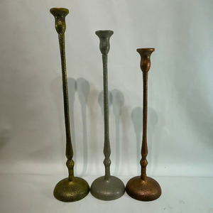 Tres elegantes candelabros de diferentes alturas con acabados únicos, cada uno con textura martillada, colección a precio de mayoreo. - Product Image 5