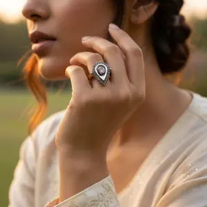 Anillo de Mujer con Baño de Oro de 14K, Forma de Pera, con Halo de Diamantes, Baño de Rodio y Vermeil en Platino - Product Image 1