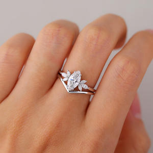 Anillo de compromiso de diamantes de corte Marquesa de 10x5mm | Acentos de banda en forma de V | Boda nupcial minimalista de plata de ley chapada en oro de 18 quilates - Product Image 4