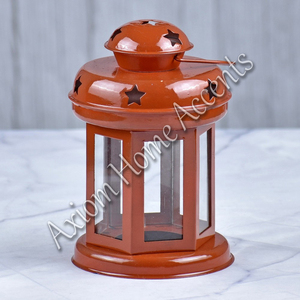 Décoration de Noël festive Lanternes à bougie faites à la main élégantes Style moderne par Axiom Home Accents - Product Image 1