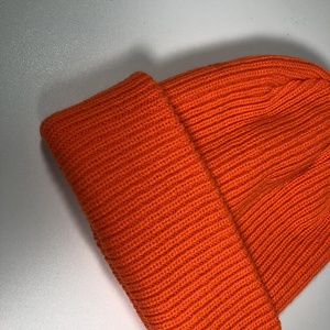 Fabricante ODM, Gorro de Punto Personalizado de Color Sólido Unisex para Deportes de Invierno, 100% Acrílico, con Puño, Color Naranja, Jacquard - Product Image 6