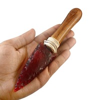 Magnifique manche de couteau portable haut de gamme de 8 pouces en obsidienne rouge à aura de titane, sculpté à la main et gravé, en forme de pointe de flèche, objet d'art et mascotte