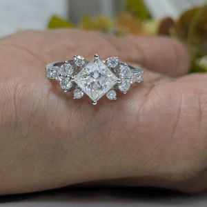 Bague de fiançailles Lurba Jewels 1,95 ct en diamant de laboratoire taille princesse, certifiée IGI, style classique vintage, pour femme, en or massif 14 carats - Product Image 1