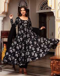 Robe Anarkali évasée noire gracieuse avec costume ethnique de créateur lourd inspiré de Dupatta Bollywood pour les mariages et les vêtements de fête - Product Image 2
