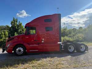 Heavy Duty Long Haul Semi <b>Truck</b> Tractor Head 6x4 Sleeper Cab Diesel Freight Transport <b>Truck</b> - Product Image 6