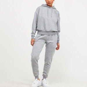 Ensemble de survêtement pour femme en molleton de coton ample avec logo personnalisé, comprenant un sweat à capuche court et un pantalon, de haute qualité, style streetwear - Product Image 5
